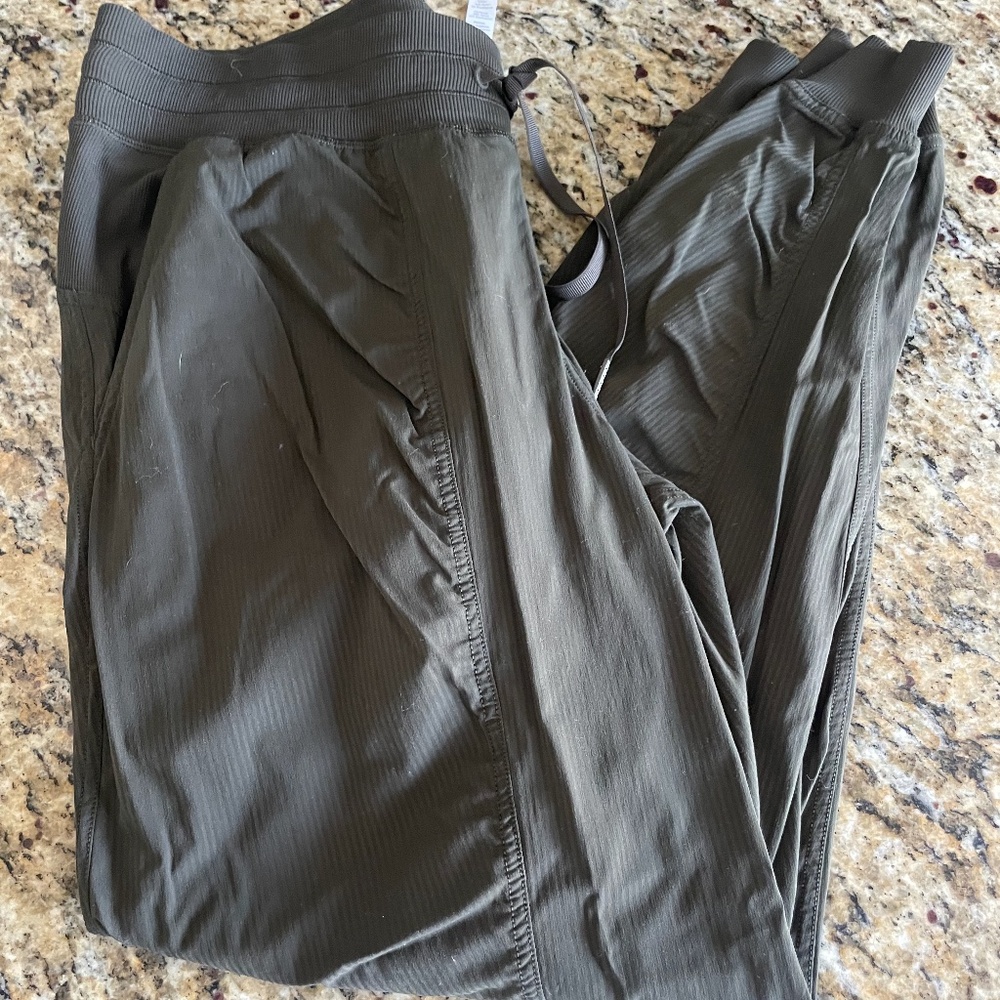 Lululemon army green women's joggers